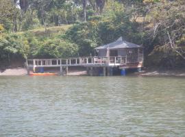 Beached Bungalow Overlooking the Pacific Ocean, loma-asunto kohteessa Boca Chica