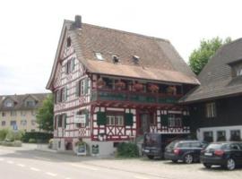 Hotel Restaurant Pizzeria Rotes Haus, hotel v mestu Münsterlingen
