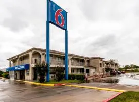 Motel 6 San Antonio, TX - Frost Bank Center