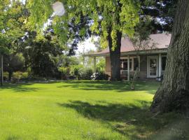 Cottage on Armstrong, pet-friendly hotel in Lodi