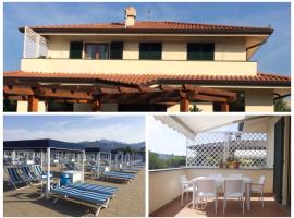 Appartamento con terrazza panoramica, hotel in Forte dei Marmi