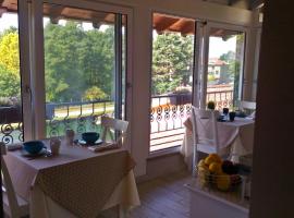 La Terrazza sul Naviglio B&B, מלון עם חניה בBernate Ticino