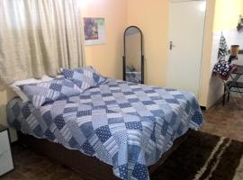 Furnished self-catering bedsitter, hôtel à Lusaka