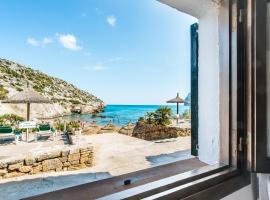 Blue fisherman house 2 By homevillas360, hotel in Cala de Sant Vicenc