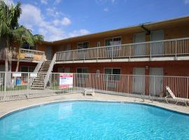 Chateau Inn & Suites, hotel amb piscina a Downey