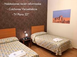 Hostal La Zarza, хотел в Brazatortas