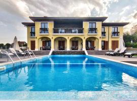 Villa Del Sole, hotel com piscina em Dobrevtsi