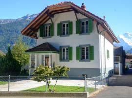 Jungfrau Family Holiday Home, villa em Matten