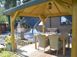 Gesves에 위치한 호텔 Alluring Chalet in Gesves with Roof Terrace Garden BBQ