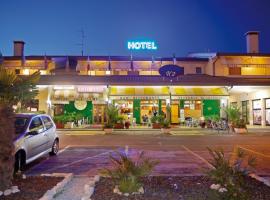 Hotel Agli Olmi، فندق مع موقف سيارات في San Biagio di Callalta