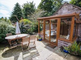 Willow cottage with private hot tub, hotel u gradu 'Upper Hulme'