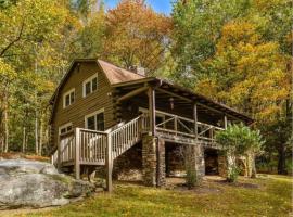 Eagle's Rest Lodge, casa vacanze a Hendersonville
