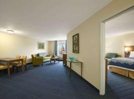 Days Inn & Suites by Wyndham Altoona: Altoona şehrinde bir otel