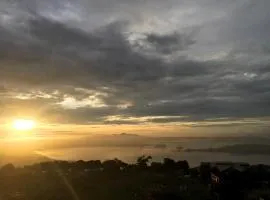 Ron's Condo Overlooking the Lake、タガイタイのコンドミニアム