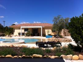 L'Hacienda Piscine chauff&eacute;e &agrave; 28, spa, boulodrome et court de Tennis priv&eacute;s, 2 villas ind&eacute;pendantes &ndash; hotel w mieście Porto-Vecchio