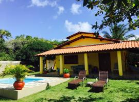 Casa Amarela na praia 14 pessoas, huvila kohteessa Ponta da Tulha