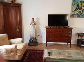 Elegante appartamento in centro a cesena، كوخ في تشيسينا