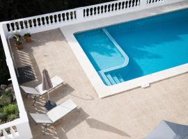 Apartamentos Gama, hotel in Cala Galdana