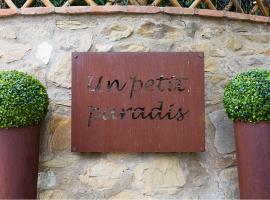 Un Petit Paradis, hotel z bazenom v mestu Castiglione della Valle