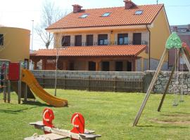 Apartamentos Casa Bernabé, hótel í Miengo