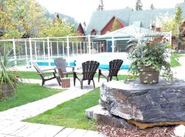 Fenwick Vacation Rentals OPEN Pool & Hot tub, hotel en Canmore