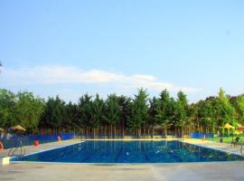 Camping Sierra de las Nieves, hotel que accepta animals a Yunquera