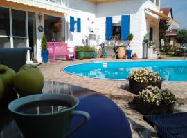 Vintage Luxurious house, hotel con piscina a Sombor