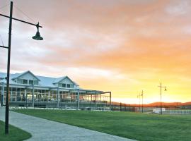 York Cove Holiday Hotel, hótel í George Town
