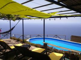 Ocean View Cottage, hotel v mestu Arco da Calheta