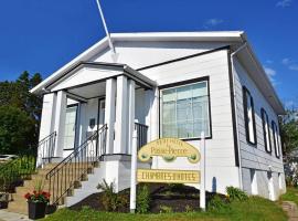 Le Petit Hotel La Passe Pierre Par La Galouine, hotel v destinaci Tadoussac