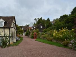 Whitewells Farm Cottages - 7 exceptionally well appointed pet friendly barn conversions set in 10 acres of gardens, fields and woodland suitable from 2 to 24 people with breathtaking views towards the Malvern Hills, Herefordshire and Worcestershire, Hotel in Mathon