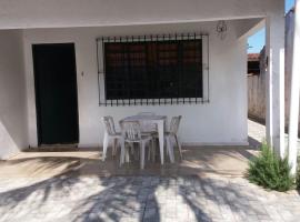 Casa Próxima à Praia Da Cocanha, holiday home in Caraguatatuba