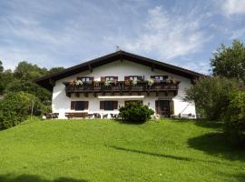 Berg Blick Jugendherberge mit Privatzimmer, hotel with parking in Kochel