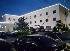 De Santos Hotel, hotel malapit sa Murtala Muhammed International Airport - LOS, Agege