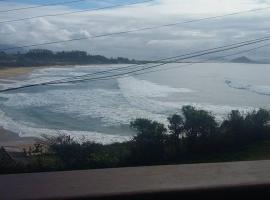 De frente para o Mar da Gamboa, hotel com estacionamento em Garopaba