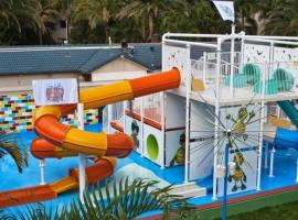 Gold Coast Family Apartment: Gold Coast şehrinde bir tatil köyü