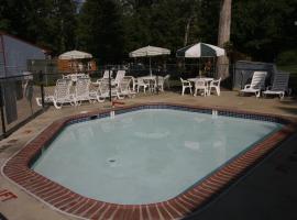 Williamsburg Camping Resort One Bedroom Loft Cabin 4, hotel em Croaker