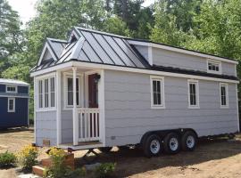 Tuxbury Pond Camping Resort Tiny House Riley, glamping site in South Hampton