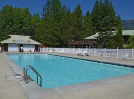 Leavenworth Camping Resort Tiny House Rudolf, hotel in Leavenworth