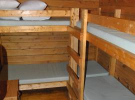 Robin Hill Camping Resort Two-Bedroom Cottage 6, hotelli kohteessa Lenhartsville