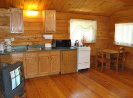 Robin Hill Camping Resort One-Bedroom Cottage 8, hotelli, jossa on pysäköintimahdollisuus kohteessa Lenhartsville
