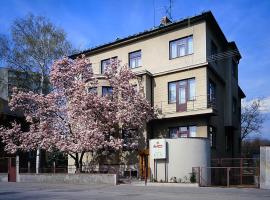 Hotel Lux, hotel in zona Čtyři Dvory Shopping Mall, České Budějovice