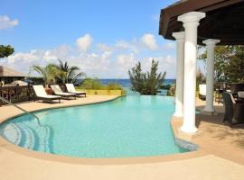 Alexanders Penthouse on the beach、オーチョ・リオスのホテル