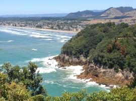 Waihi Beach Getaway-Studio, Ensuite & Private Deck, hotel di Pantai Waihi