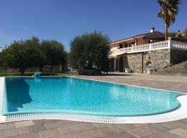 Villa con piscina a Imperia, Italy, מלון עם בריכה באימפריה