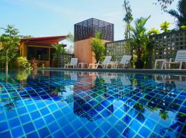 AT Bangsak Resort, lomakeskus kohteessa Khao Lak
