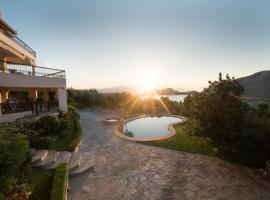 Our Dreamhouses in Loutraki Heraion Sea Lake，路特奇的度假住所