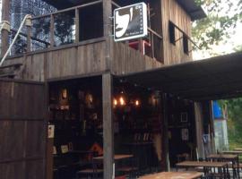 The Shadow House & Bar โรงแรมใกล้สนามบินระนอง - UNNในเกาะพยาม