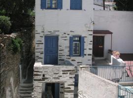 3-level doll house in Kea Ioulida/Chora, Cyclades, hotel en Yulis