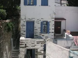 3-level doll house in Kea Ioulida/Chora, Cyclades